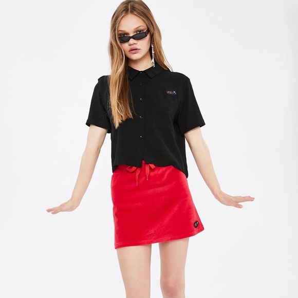 Delilah’s Collared Button Up Crop Top - Picture 2 of 4